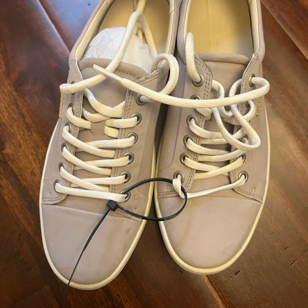 ECCO WOMEN'S SOFT size 8-8.5 SNEAKER gray Leather